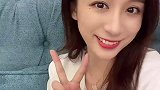 躺在床上和男朋友聊天的你