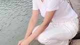 姑娘唱了一首《迟来的爱》，人美歌甜呢，好听