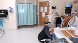宝妈生孩子时阵痛难忍，却突然和宝爸尬起舞来，这是疼嗨了吗