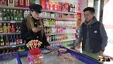 美女开超市没零钱用棒棒糖找零，结果被小伙坑惨了，这智商真牛