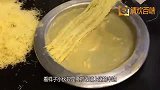 小伙街头卖“创意”小吃，60元1份，切开瞬间口水流一地