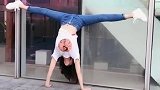商场前表演倒立绝户一字马，美女小姐姐动作我给打满分