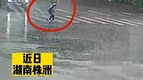 暴雨中交警温暖的举动，成为孩子心中的一道光