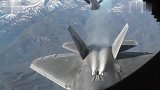 美军F-22战斗机进行空中加油，一不小心被灌到“吐奶”