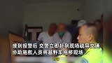 越野车超车失误现惊魂一幕！撞上货车后再撞护栏，高速上车体旋转360°