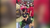 搞事情？驱赶客队球迷 上港球迷推搡+主动帮忙拿包