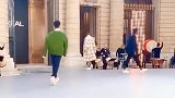 陈飞宇走秀视频，一身绿色毛衣步伐自信有力