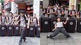 快递小哥街头销魂跳舞引围观 网友：没点才艺咋敢找工作