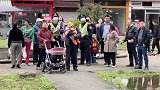 四川成都：吓人！玻璃雨从天而降，79岁阿婆散步头被割伤