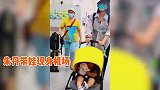 朱丹带娃现身机场遭围堵，挥手拒绝媒体尾随：拍别人去吧，别客气