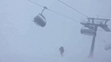 滑雪场缆车遇暴风 游客被困车中吊在半空剧烈摇晃