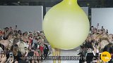女模特穿“气球”走秀，中途气球“泄气”，却传来热烈掌声