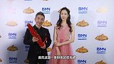韩雪现身北京春晚后台，穿粉色羽毛裙好美，过完年反倒显年轻了