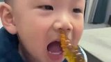 是亲妈无疑了，孩子以后氧气管也这么弄