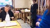 我就想问问咋的了？服务员尝尝菜有毛病吗？