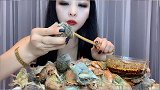 小姐姐你啥经济条件啊，海螺都这样吃了，小红嘴吃的吧吧香