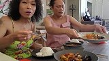 泰国少妇跟闺蜜聚餐，几个人直接包场太霸气了，吃的东西也很奢侈