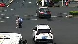 江苏辅警拦停车辆 抱起误闯车流女孩 网友：高举双手的样子真帅