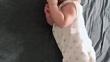 三个月的宝宝想翻身，却怎么也翻不过来