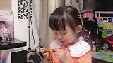 小萌娃说鸡翅再辣也得吃完，太香了