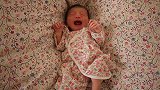 新生婴儿第五天，衣服和被子融为一体，只能靠哭来引起注意