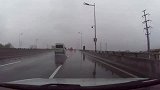 好努力的一辆洒水车，下这么大雨他还出来工作