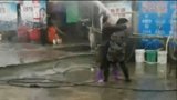 爆新鲜-20170115-湖南车行女老板抢客源起争执大冷天水枪互射