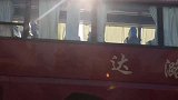 不惧炎热网店女模特身披羽绒服，外滩战高温