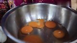 柬埔寨三姐妹拿来一盘蛋，制作秘制鱼肉鸡蛋羹，看上去好像很给力