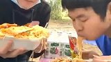 鸡腿炒粉开吃，味道太香了！