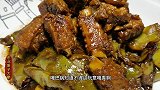 厨子奶爸教，东北嘎巴锅《排骨炖豆角》嘎嘎香，丫头吃完留骨头