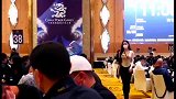 这女的为什么反反复复走了遍