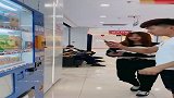 铲屎官很美丽，小哥怎么就看上汪星人了，奇怪！
