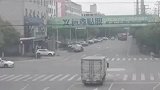 江苏苏州：小轿车顶翻货车 途径行人幸运躲过