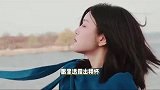 陈妍希离婚后首拍大片，染紫红色头发颜值回春，穿吊带裙身材吸睛