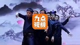 元旦晚会男老师集体放飞自我，舞蹈表演引全场爆笑再来一次！