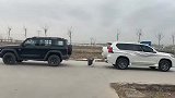 坦克对战霸道，看到冒烟就知道谁赢了