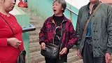 白发卖菜老人收假币，热心路人自发捐助