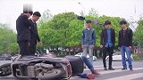 美女一旁亲眼所见碰瓷全过程，美女路见不平，让碰瓷的赔钱