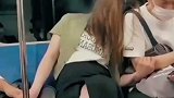 日地铁拍下的一幕，女子喝多了随便牵男人手，一旁老头主动迎合