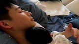 二胎是个妹妹，相差18岁的哥哥就变成这样，画面太温馨了！