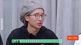 李雪琴暴露东北人豪爽系列，一门心思吃蛋黄酥，手指都要嘬干净