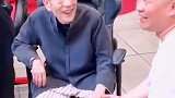 郭德纲 看望前辈杨少华 老爷子，对前辈的毕恭毕敬他把的相声行业再次带火爆，他配得上一切赞誉和成就！