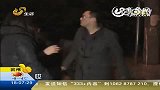 乘客遭的哥讹诈百元大钞摔地讨说法
