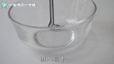 清理镜子和茶几上的污垢，实在找不出效果比牙膏更好的清洁剂了