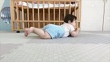 小宝宝啪嗒啪嗒地爬去拿玩具，匍匐前进的姿势真逗！