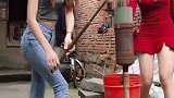 第一次带女友回家，没想到她这么勤快，还带妹妹一起干家务！