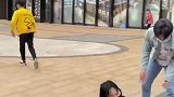 俩小伙瞧见美女，立马上前搭讪，结局太搞笑了！