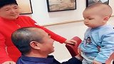儿子四个多月没见爷爷奶奶了，直勾勾的看着他们，真是隔辈亲呀