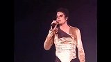 迈克尔杰克逊演唱会被粉丝强抱后, 天王蹲下去是真落泪